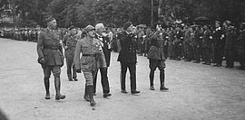 Place du Drapeau le 6 septembre 1944 à Parthenay : Revue en présence du sous-préfet Lapeyrie, du nouveau maire Jules Piau, de Clovis Macouin (député en 1940 et vice-président du Comité départemental de la Libération), du colonel Robin (chef départemental des Francs-Tireurs et Partisans), du commandant Péaron, du capitaine Guignard. - Agrandir l'image (fenêtre modale)