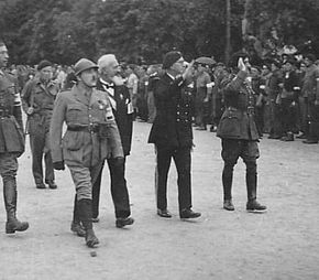 Place du Drapeau le 6 septembre 1944 à Parthenay : Revue en présence du sous-préfet Lapeyrie, du nouveau maire Jules Piau, de Clovis Macouin (député en 1940 et vice-président du Comité départemental de la Libération), du colonel Robin (chef départemental des Francs-Tireurs et Partisans), du commandant Péaron, du capitaine Guignard.